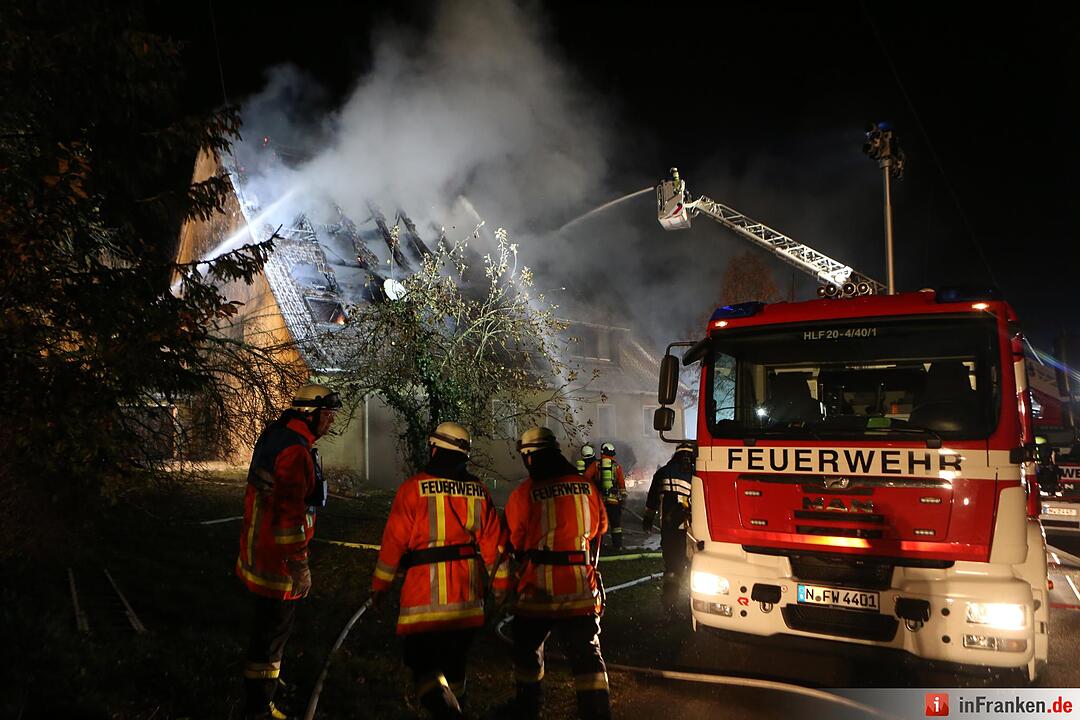 Wohnhaus in Vollbrand - Nürnberger Feuerwehr im Großeinsatz