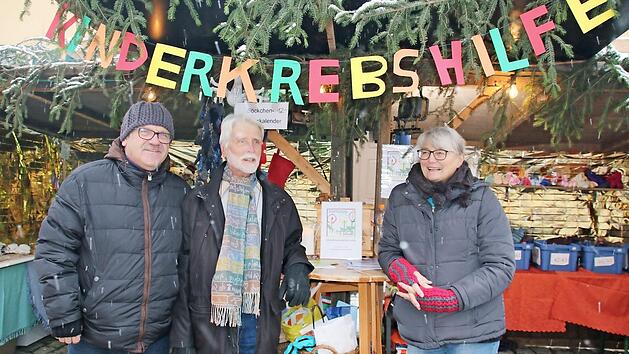 4300 Euro f&uuml;r die Coburger Stiftung f&uuml;r krebskranke Kinder nahmen Hartmut Bohl und seine Frau Petra (mit Vorstand Uwe Rendigs in der Mitte) mit ihrem Stand auf dem Se&szlig;lacher Adventsmarkt ein. Nun beschloss das Ehepaar &uuml;berraschend, seinen Stand nach 21 Jahren einzustellen. Foto: Bettina Knauth