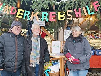 4300 Euro für die Coburger Stiftung für krebskranke Kinder nahmen Hartmut Bohl und seine Frau Petra (mit Vorstand Uwe Rendigs in der Mitte) mit ihrem Stand auf dem Seßlacher Adventsmarkt ein. Nun beschloss das Ehepaar überraschend, seinen Stand nach 21 Jahren einzustellen. Foto: Bettina Knauth