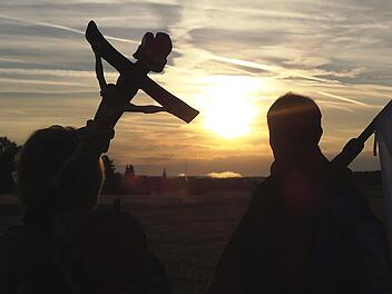 Das Kreuz begleitet die Herzogenauracher Wallfahrer auch diesmal wieder auf ihrem Weg zur "Maria im Weinberg".Richard Sänger