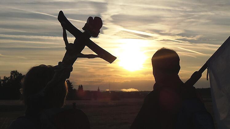 Das Kreuz begleitet die Herzogenauracher Wallfahrer auch diesmal wieder auf ihrem Weg zur "Maria im Weinberg".Richard Sänger
