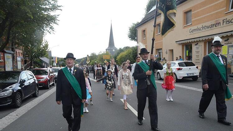 Eine Augenweide die Jungen und Mädels in ihren Trachten und Dirndl und noch mit Königsketten geschmückt.K.- H. Hofmann