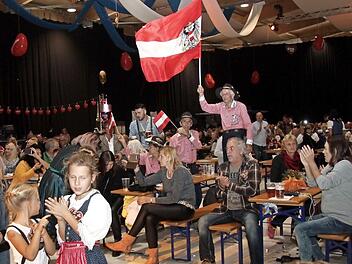 Großartige Stimmung zum Abschluss in der Eventhalle. Ein 98-jähriger treuer Fan schwenkt die Fahne.  Fotos: Richard Sänger