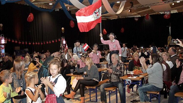 Großartige Stimmung zum Abschluss in der Eventhalle. Ein 98-jähriger treuer Fan schwenkt die Fahne.  Fotos: Richard Sänger