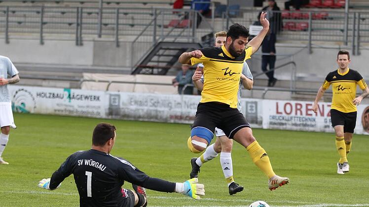 Frohnlachs zweifacher Torsch&uuml;tze Tayfun &Ouml;zdemir (gelbes Trikot) bleibt im Eins-gegen-Eins Duell mit G&auml;ste-Keeper Tobias L&ouml;hrlein cool und schiebt zum zwischenzeitlichen 3:0 f&uuml;r die Frohnlacher ein.Lisa H&uuml;mmer