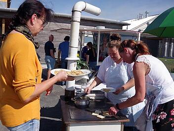 In einem "Uralt"-Ofen wurden "Schneiders-Läpple" - eine Mischung aus Kartoffeln, Mehl und Eiern - zubereitet. Fotos: Heike Schülein