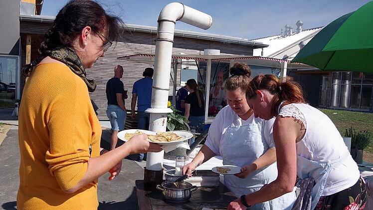 In einem "Uralt"-Ofen wurden "Schneiders-Läpple" - eine Mischung aus Kartoffeln, Mehl und Eiern - zubereitet. Fotos: Heike Schülein