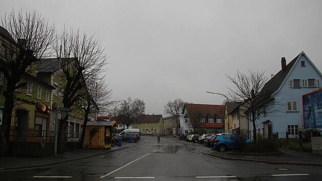 Ganz sch&ouml;n trist: der Konrad-Popp-Platz in Mainleus. Foto: J&uuml;rgen G&auml;rtner