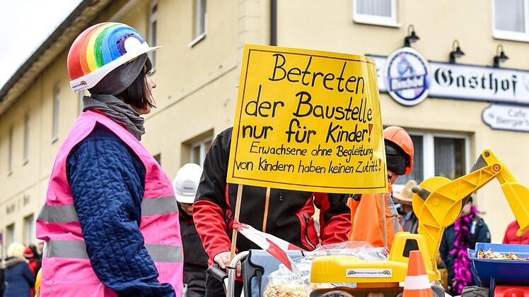 Der Eberner Gaudiwurm trotzte dem trüben Wetter und versprühte tolle Faschingsstimmung. Foto: Ryan Evans