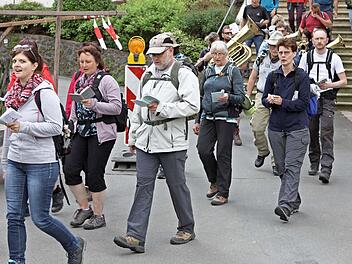Marie-Therese Wunder (vorne) sowie Timo Schnura (vor Musik rechts) und Horst Schnura (daneben) wurden beim Wallfahrergottesdienst für 20 Wallfahrten von Nordhalben nach Marienweiher ausgezeichnet.