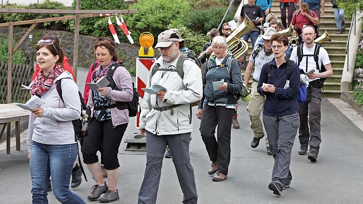 Marie-Therese Wunder (vorne) sowie Timo Schnura (vor Musik rechts) und Horst Schnura (daneben) wurden beim Wallfahrergottesdienst für 20 Wallfahrten von Nordhalben nach Marienweiher ausgezeichnet.