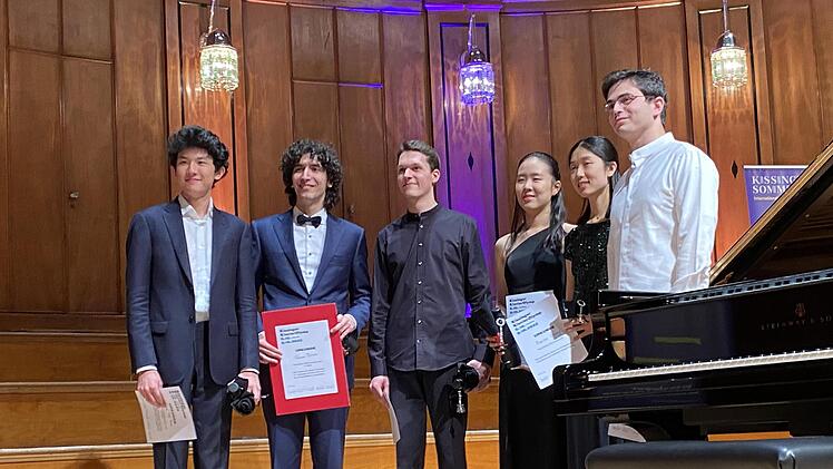 Im Max-Littmann-Saal ging ein äußerst erfolgreicher Kissinger KlavierOlymp zu Ende. Unser Bild zeigt (von links): Tony Siqi Yun (2. Platz/ Publikumspreis), Roman Borisov (1.), Lukas Sternath, Suah Ye, Lauren Zhang und Ariel Lanyi (3.) .