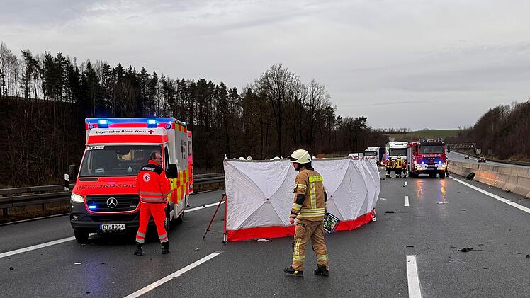 Tödlicher Unfall auf A9 bei Gefrees: Frau wird aus Auto geschleudert