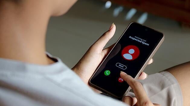 Close-up of a person using a mobile phone to block a suspected spam call for protection Use for telecom and technology concepts.Person Blocking Suspected Spam Call on Smartphone  von Rans photography Nahaufnahme einer Person, die ein Mobiltelefon benutzt, um einen mutma&szlig;lichen Spam-Anruf zu blockieren und sich zu sch&uuml;tzen Verwendung f&uuml;r Telekommunikations- und Technologiekonzepte. Person blockiert mutma&szlig;lichen Spam-Anruf auf Smartphone
