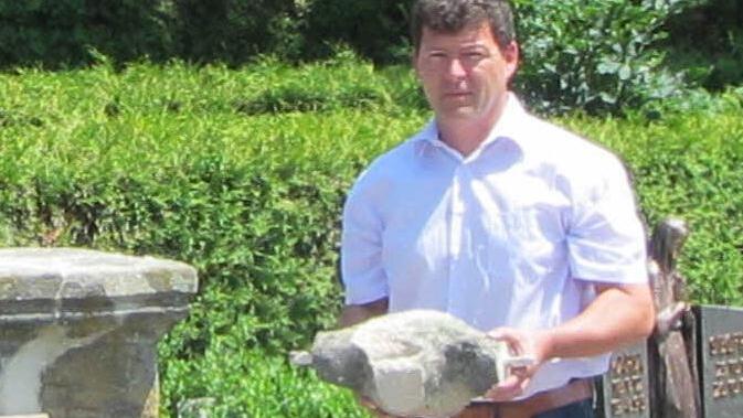 Bürgermeister Joneitis mit Resten des Corpus'