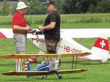 Kurz vor dem Start tauschen sich die Piloten noch über die Windbedingungen aus. Fotos: Johanna Eckert