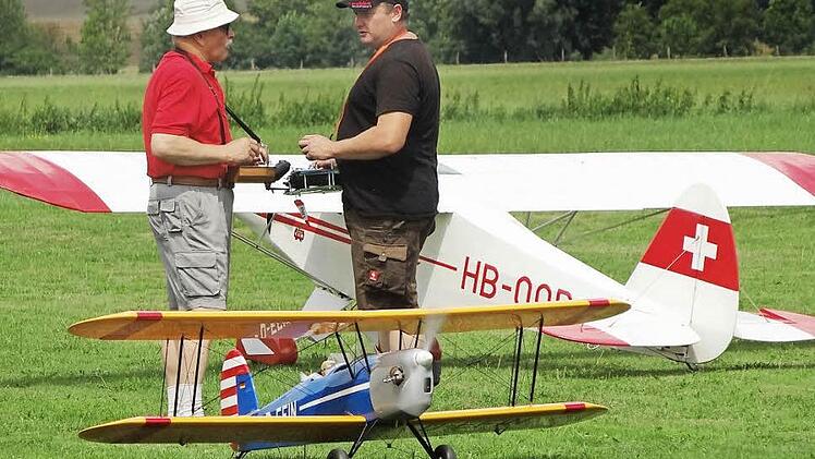 Kurz vor dem Start tauschen sich die Piloten noch über die Windbedingungen aus. Fotos: Johanna Eckert