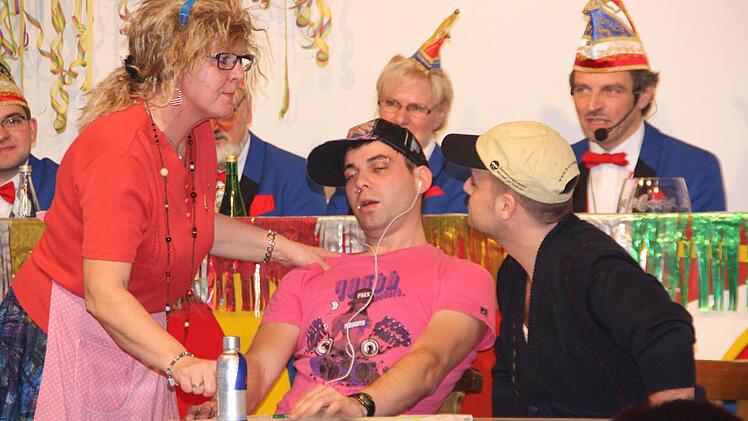 Hausaufgabenstress in der Familie mit v.l. Christa Wohlfahrt, Martin Leber und Nico Reuss.