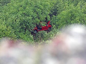 Blick vom Staffelberg auf das Unfall-Auto. Hier stürzte die 40-Jährige aus Bad Staffelstein mit ihrem Auto vom Plateau. Foto: News5 / Herse