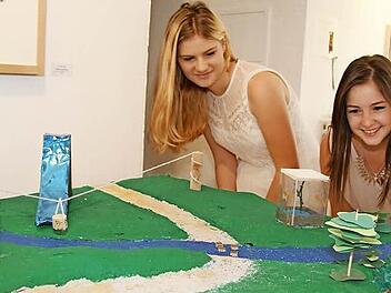 Laura Bergmann (16) und Olga Schneider (17) haben in ihrem Modell den Main als zentrales Gestaltungselement durch das Gelände fließen lassen, den Bahnhof abgerissen und ein Riesen-Aquarium und eine Seilbahn sowie eine Riesen-Wasserrutsche auf das alte Bahnhofsgelände gezaubert. Fotos: Sonja Adam,