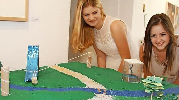 Laura Bergmann (16) und Olga Schneider (17) haben in ihrem Modell den Main als zentrales Gestaltungselement durch das Gelände fließen lassen, den Bahnhof abgerissen und ein Riesen-Aquarium und eine Seilbahn sowie eine Riesen-Wasserrutsche auf das alte Bahnhofsgelände gezaubert. Fotos: Sonja Adam,