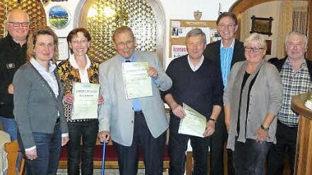 Ehrungen bei der CSU Rugendorf (von links): Harald Zettl, stellvertretende Kreisvorsitzende Doris Leithner-Bisani, Beate Schnaubelt, Jürgen Weisserth und Erwin Pöhlmann sowie die Ortsverbandsführung mit Martin Weiß, Elisabeth Schmidt-Hofmann und Fritz Rösch. Es fehlt Roland Schaubelt. Foto: Klaus-Peter Wulf
