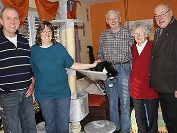 Kater Oskar gehört zur Familie dazu und genoss die Aufmerksamkeit der Gäste: Hans Hofmann (Mitte) feierte mit dem Feldgeschworenen Horst Meisel, Tochter Beate, seiner Frau Annelore und Bürgermeister Dieter Adam 80. Geburtstag. Foto: Sonja Adam