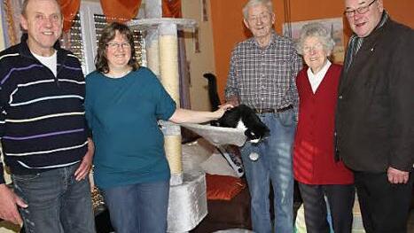 Kater Oskar gehört zur Familie dazu und genoss die Aufmerksamkeit der Gäste: Hans Hofmann (Mitte) feierte mit dem Feldgeschworenen Horst Meisel, Tochter Beate, seiner Frau Annelore und Bürgermeister Dieter Adam 80. Geburtstag. Foto: Sonja Adam