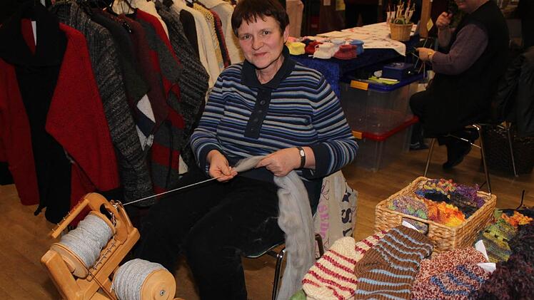 Constanze Dahlke zog mit ihrem Spinnrad die Blicke auf sich. Foto: Carmen Schwind
