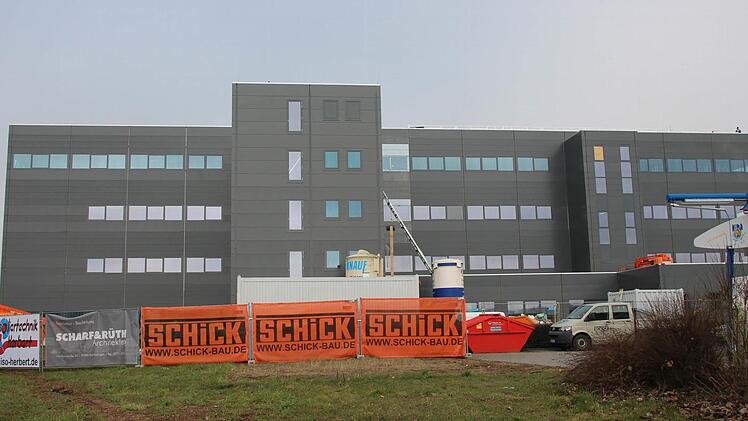 Außen ist der Neubau des Labors L+S nahezu fertig, dieses Jahr sollen die ersten Räume bezogen werden. Foto: Benedikt Borst