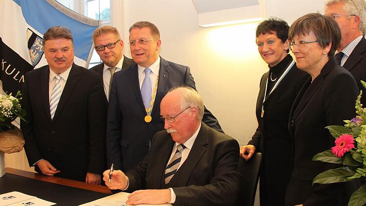 Bei sechs Assistenten kann nichts schiefgehen: Regierungspräsident Wilhelm Wenning trägt sich am Donnerstagabend im Beisein von Landrat Klaus Peter Söllner, 3. Bürgermeister Frank Wilzok, Oberbürgermeister Henry Schramm, Landtagsvizepräsidentin Inge Aures, der neuen Regierungspräsidentin Heidrun Piwernetz und MdL Ludwig von Lerchenfeld (von links) ins Goldene Buch der Stadt Kulmbach ein. Foto: Stephan Tiroch