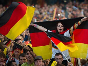 Zum EM-Auftakt zieht es dieses Wochenende wieder viele Fußball-Fans zum Public Viewing. Foto: Maja Hitij/dpa