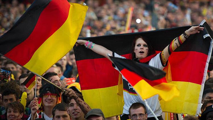 Zum EM-Auftakt zieht es dieses Wochenende wieder viele Fußball-Fans zum Public Viewing. Foto: Maja Hitij/dpa