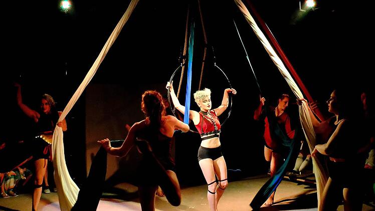 Vorstellung der Absolventen der Staatlichen Artistenschule Berlin im Circus Luna Foto: Gerd Schaar