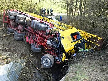 Aus noch ungeklärter Ursache geriet das Kranfahrzeug außer Kontrolle und fuhr mehrere Meter die Böschung hinunter.  alle Fotos: Ronald Rinklef