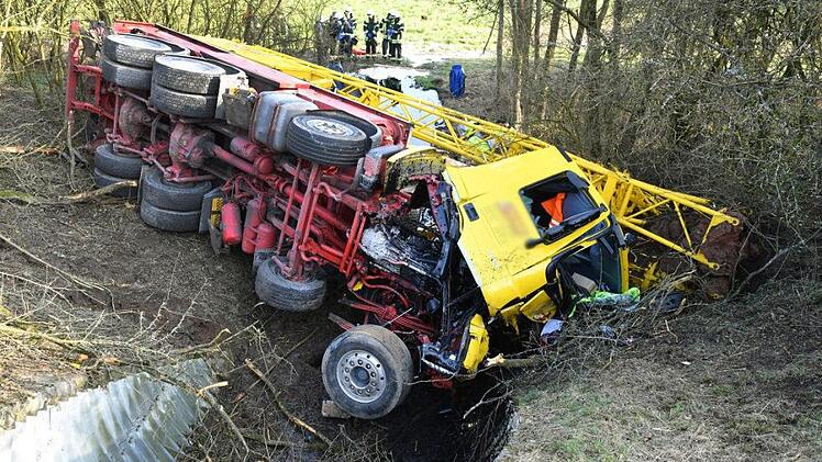 Aus noch ungeklärter Ursache geriet das Kranfahrzeug außer Kontrolle und fuhr mehrere Meter die Böschung hinunter.  alle Fotos: Ronald Rinklef