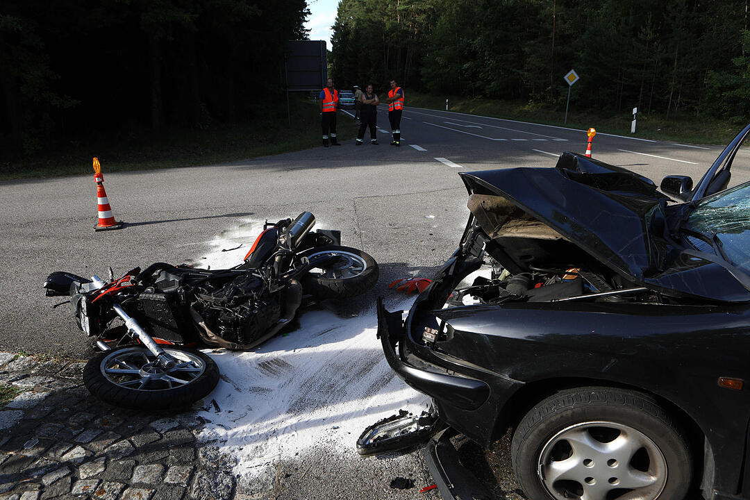 Pleinfeld: 22-jährige Bikerin stirbt bei Unfall