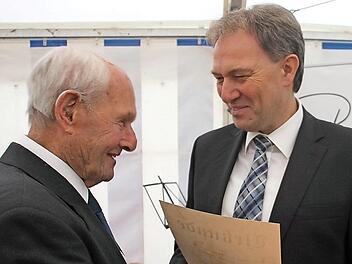 Josef Förtsch wurde für 70-jährige Mitgliedschaft geehrt - rechts Landrat Klaus Löffler. Foto: Veronika Schadeck