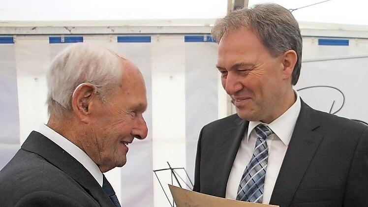 Josef Förtsch wurde für 70-jährige Mitgliedschaft geehrt - rechts Landrat Klaus Löffler. Foto: Veronika Schadeck