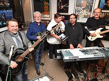 Die Live-Darbietungen in der Galerie versetzten schon die Besucher der Vernissage in Verzückung. Damals bot das Big-Sound-Jack-Duo u.a. Musik von Ekseption, Santana oder Eric Clapton. Im Bild beim Uriah-Heep-Klassiker "Lady in black"Foto: Ronald Rinklef