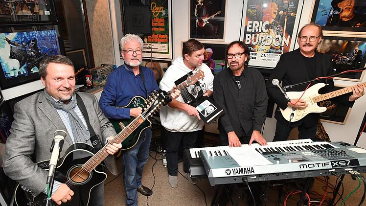Die Live-Darbietungen in der Galerie versetzten schon die Besucher der Vernissage in Verzückung. Damals bot das Big-Sound-Jack-Duo u.a. Musik von Ekseption, Santana oder Eric Clapton. Im Bild beim Uriah-Heep-Klassiker "Lady in black"Foto: Ronald Rinklef