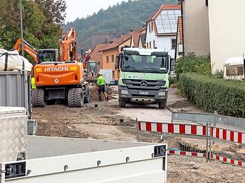 Für die Kanalsanierung ist die Ortsdurchfahrt von Stettfeld seit Monaten gesperrt. Foto: Christian Ziegler