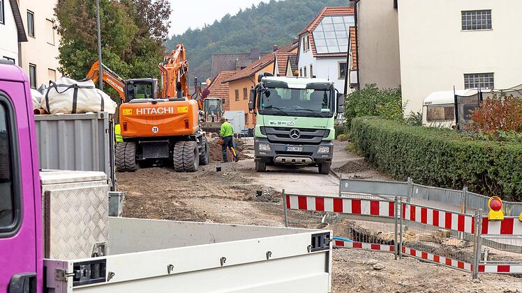 Für die Kanalsanierung ist die Ortsdurchfahrt von Stettfeld seit Monaten gesperrt. Foto: Christian Ziegler