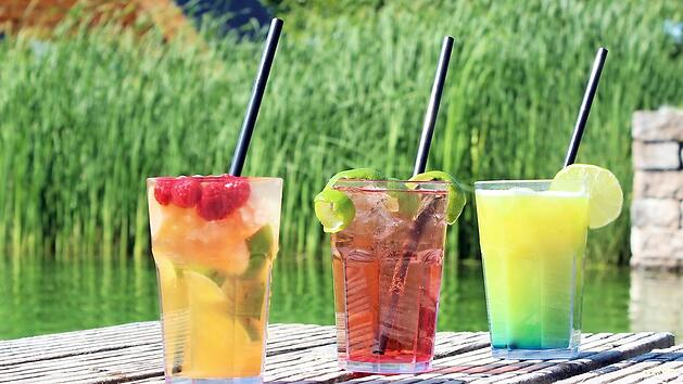 Mit diesen fantasievollen Cocktail-Kreationen konnten Ina Weber, Paula Kuhn und Tobias Sack &uuml;berzeugen. Foto: Obermain-Therme