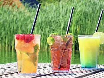 Mit diesen fantasievollen Cocktail-Kreationen konnten Ina Weber, Paula Kuhn und Tobias Sack überzeugen. Foto: Obermain-Therme