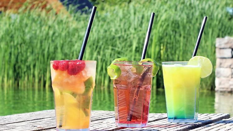 Mit diesen fantasievollen Cocktail-Kreationen konnten Ina Weber, Paula Kuhn und Tobias Sack überzeugen. Foto: Obermain-Therme