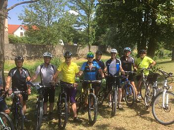 Die Volkshochschule Rh&ouml;n Grabfeld will einen Pool an Touren-Guides aufbauen, die ab n&auml;chstem Jahr gef&uuml;hrte Touren durch die Rh&ouml;n anbieten. Die ersten zehn wurden jetzt ausgebildet (im Bild).Klaus Schemmerling