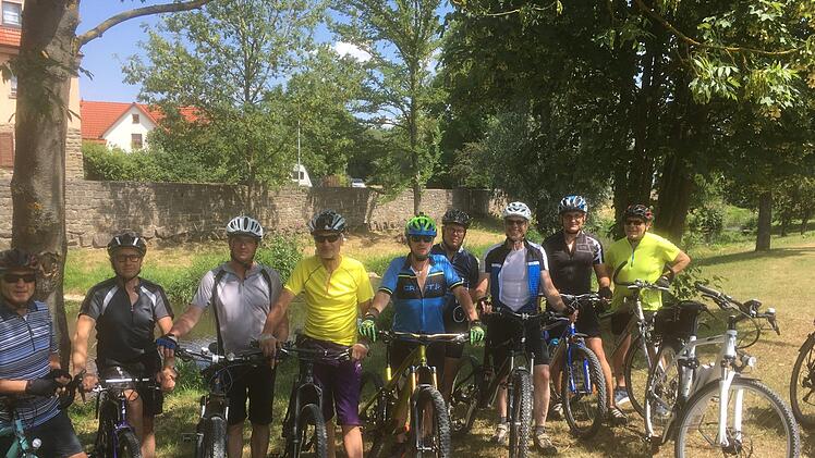 Die Volkshochschule Rh&ouml;n Grabfeld will einen Pool an Touren-Guides aufbauen, die ab n&auml;chstem Jahr gef&uuml;hrte Touren durch die Rh&ouml;n anbieten. Die ersten zehn wurden jetzt ausgebildet (im Bild).Klaus Schemmerling