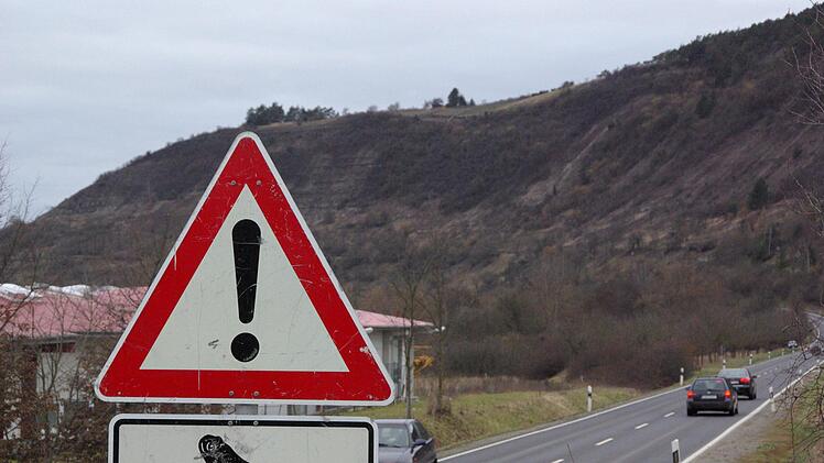 Der Bund Naturschutz stellt im Landkreis Bad Kissingen wieder Krötenschutzzäune auf.  Die Verkehrsschilder "Achtung Kröten" und Geschwindigkeitsbegrenzungen sollten unbedingt ernst genommen werden. Foto: Elisabeth Assmann