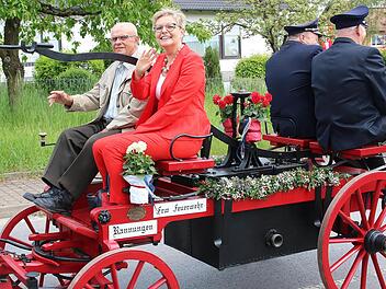 Schirmherrin des Feuerwehrfestes in Rannungen war die Bundestagsabgeordnete  Sabine Dittmar (SPD). Sie bekam beim Umzug einen Ehrenplatz auf der rot  gestrichenen uralten Feuerwehrspritze. Foto: Dieter Britz